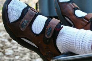 Как правильно носить мужские сандалии: особенности подбора летней обуви и сочетания ее с одеждой